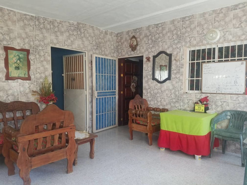 Imagen 2 de 12 de Casa De 2 Niveles- Los Robles