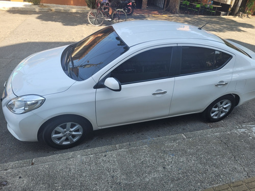 Nissan Versa Automático