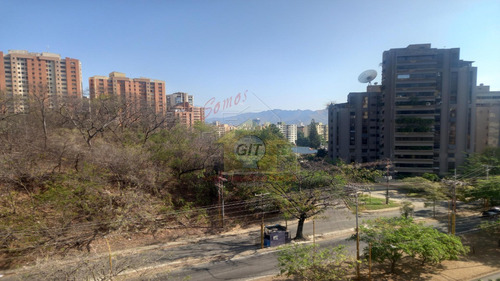 Apartamento En Alquiler En El Bosque, Semi Amoblado. 3 Habitaciones, Planta Eléctrica. Lm