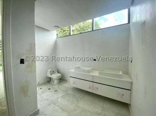 Moderno Edificio En Altamira, A Estrenar Con Acabados De Lujo, Pisos De Mármol, 4 Ascensores; Consta De 4 Apartamentos, Amplia Terraza. En Venta Altamira Mls #23-31921 Francis Zeppieri