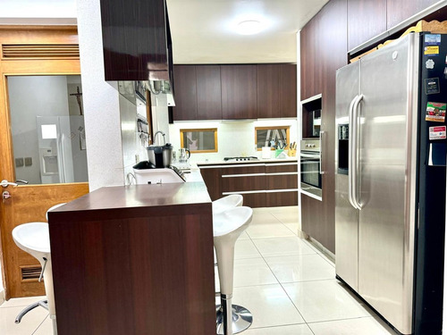 Casa En Venta Condominio De 5 Dorm Quincho. En Lo Barnechea