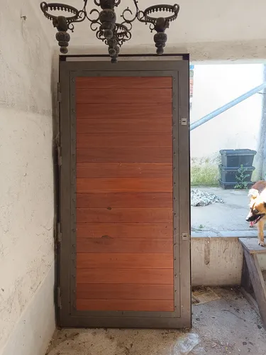 Puerta Hierro Y Madera. Doble Cerradura Marrón Claro