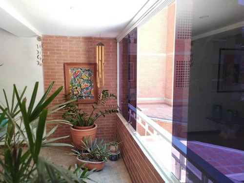 Lomas Del Sol 25-9104 Apto En Exclusiva Urbanización Aire Acondicionado En Cada Habitación, Pisos De Parquet En Habitaciones Y Cerámica En Áreas Sociales. Dos Habitaciones, Dos Baños, Un Maletero