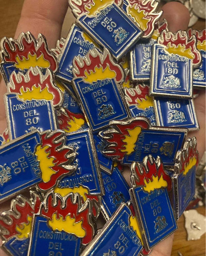 Pin Constitución Del 80 En Llamas