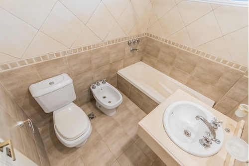 Imagen 6 de 30 de Venta De Casa Tipo Duplex De 3 Ambientes Con Cochera. En Banfield Este.