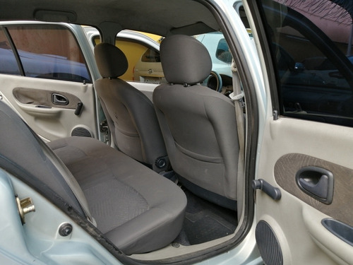 Renault Clio Sedan 1.6 Privilege 2003