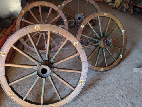 Imagem 1 de 3 de Lustres De Rodas De Carroça