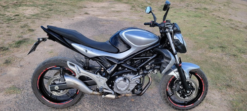 Imagen 2 de 6 de Suzuki Gladius 650
