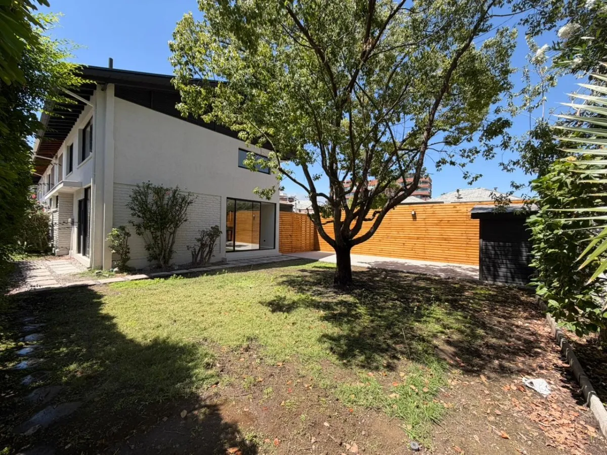 Imagen 4 de 25 de Casa Remodelada A Pasos Del Metro Manquehue (amplio Jardín)