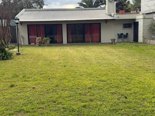Venta Casa Con Parque Pileta, Parque Leloir, Ituzaingo.