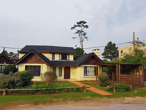 Hermosa Casa Con Piscina En Alquiler Temporario - Pinares