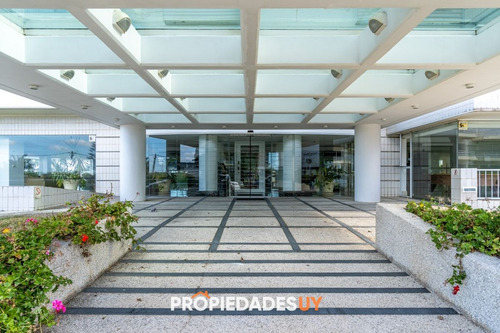 Apartamento De 3 Dormitorios En Playa Brava, Primera Linea