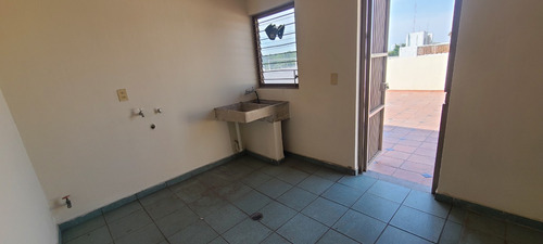 Edificio En Venta O Renta A Un Costado De La Unidad Deportiva De Av. Lazaro Cardenas
