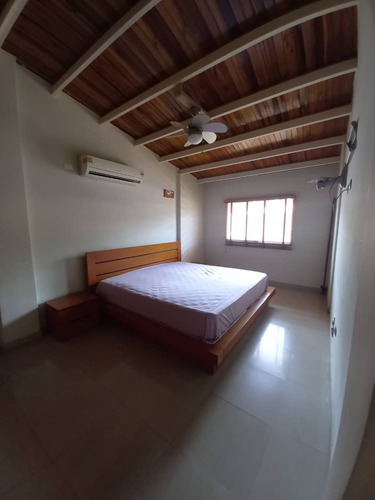 En Venta Casa 214m2 3h/4b/5p. Guatire.