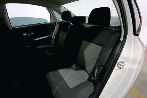 Imagen 18 de 25 de Volkswagen Vento Sedan 4 Pts Starline Ta A/ac Mp3 R-15