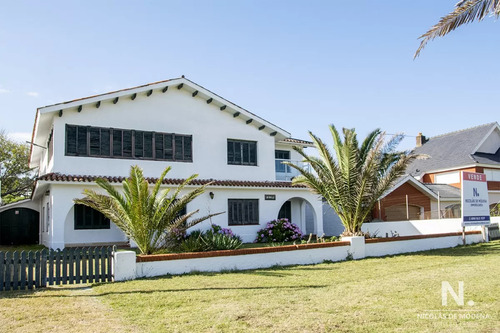 Importante Residencia Frente Al Mar En Venta.