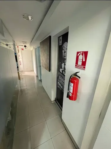 Oficina Remodelada Minimalista
