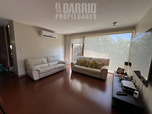 Casa En Venta De 5 Dorm. En Piedra Roja, Chicureo