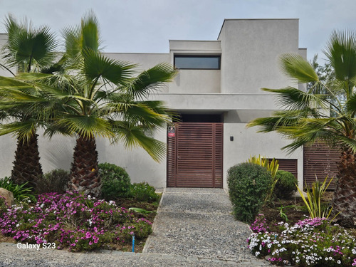 Fantástica Casa En Exclusivo Condominio Valle Escondido.