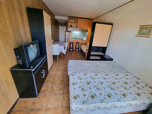 Imagen 5 de 9 de Departamento Un Ambiente A La Calle Con Balcón Saliente Y Vista Abierta