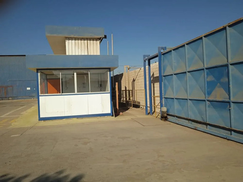 Venta Sitio Con Galpones Y Equipamiento En El Barrio Indust