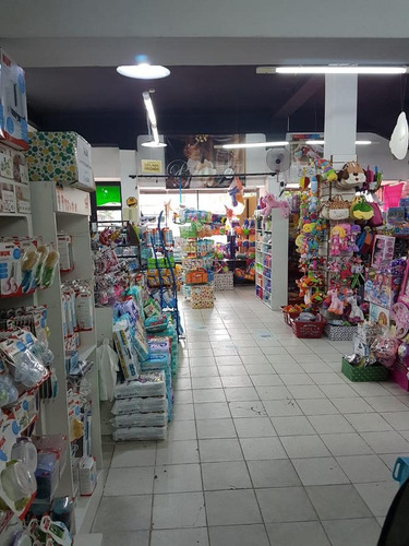 Imagen 2 de 9 de Local Amplio Con Grande Vidriera - Fisherton - Rosario