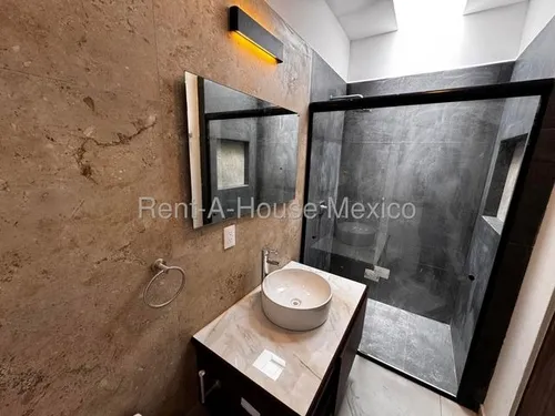 Casa De 4 Recámaras Con 1 En Planta Baja - El Nuevo Refugio, Renta