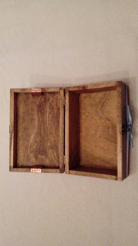 Imagen 3 de 8 de Caja De Madera Encerada Con Imagen En Cobre