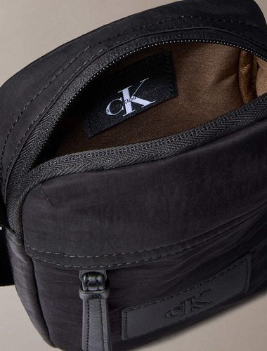 Bandolera Reporter Negra Con Monograma Calvin Klein Hombre