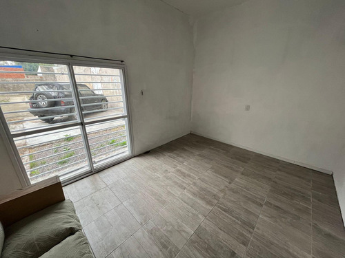 Casa En Venta - 2 Dormitorios 1 Baño - Cocheras - 300mts2 - La Plata