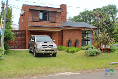 En Alquiler!! Moderna Casa Ubicada A 1 Cuadra Del Mar, Con Vista Parcial Desde El Dormitorio Principal.