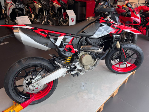 Hypermotard 821