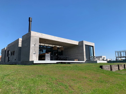 Casa A La Venta Con Vista A La Laguna De En El Barrio Riberas, Puertos Del Lago, Escobar