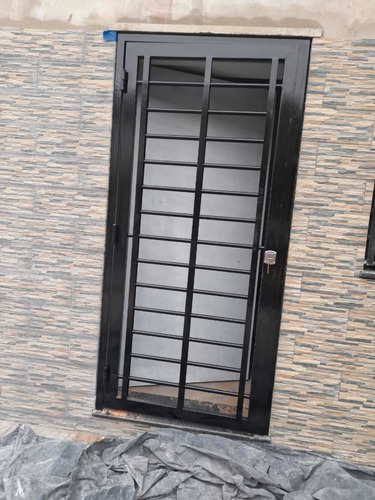 Imagen 5 de 5 de Puertas / Portones A Medida, Escaleras Y Cerramientos