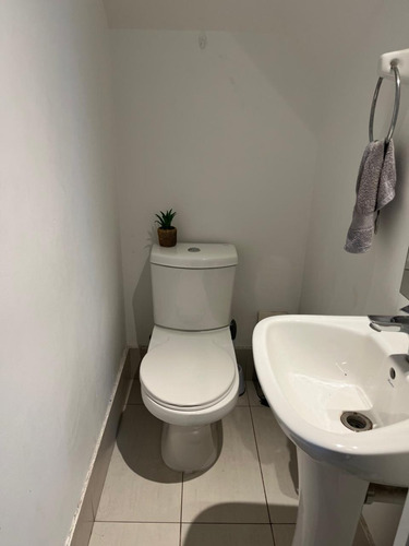 Casa Con 4 Dormitorios, En Condominio Con Control De Acceso