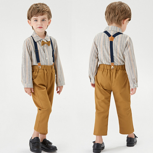 Conjunto De Camiseta A Rayas Con Pajarita Y Pantalones Con T
