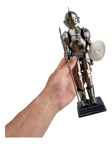 Escultura Cavaleiro Medieval Com Escudo E Lança Em Metal