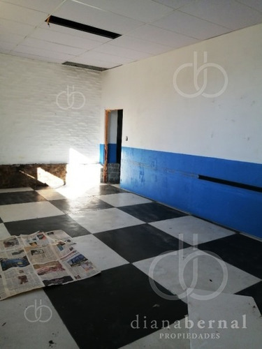 Local Comercial En El Centro De Malodonado, Ideal Para Depósito, Restaurante O Colegio.- Ref: 53895