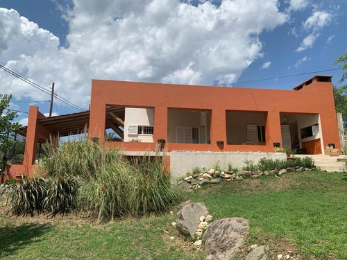 Casa En Venta - 4 Dormitorios 3 Baños - Villa Carlos Paz