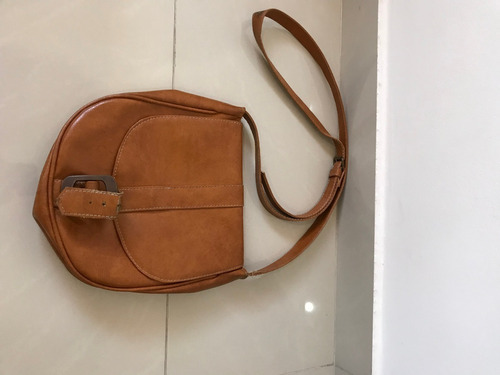 Cartera Marron Con Detalles Simil Cuero Con Correa  