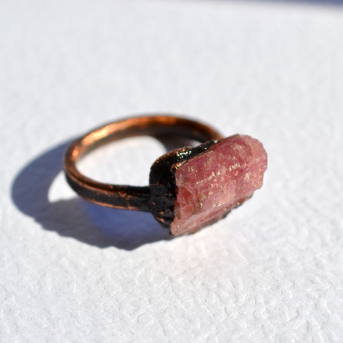 Imagen 1 de 7 de Anillo Fino Con Piedra Natural Turmalina Rosa Y Cobre