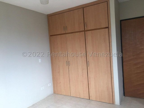 Imagen 5 de 30 de Casa Remodelada Cercana Al Centro Comercial Las Trinitarias, En Conjunto Cerrado De Alto Prestigio. Mls: 22-25424 Maritza 04245105659