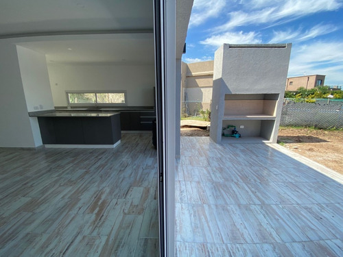 Imagen 4 de 14 de Casa En Venta En Pilar Del Este. Barrio San Eduardo