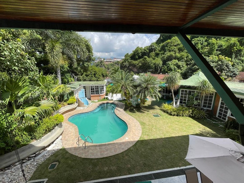 En Venta Casa Urbanización Colinas De Santa Mónica, Con Piscina Y Calle Cerrada.