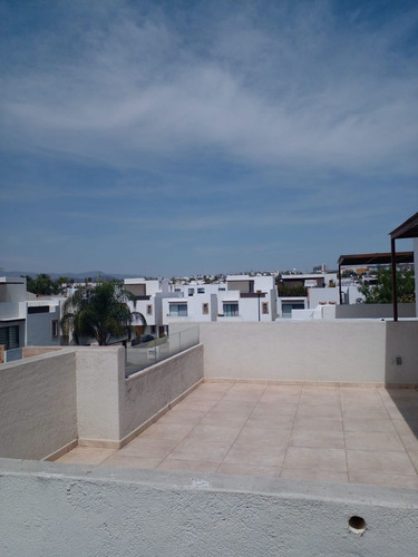 En Venta Casa En Santa Fe Juriquilla, Roof Garden, 4ta Recamara U Oficina..