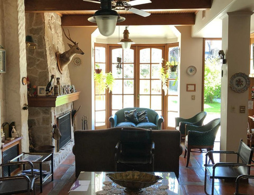 Imponente Casa De Estilo En Alvear Y Mendoza