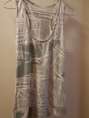 Remera Blanca Con Diseños Tipo Periódico Talle Unico