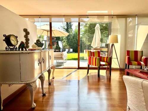 Casa En Venta Condominio De 5 Dorm Quincho. En Lo Barnechea