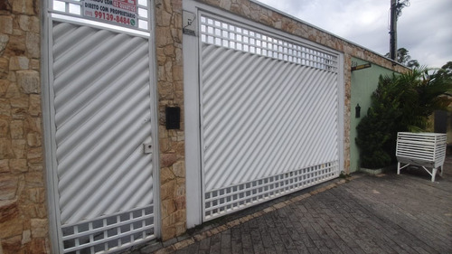 Casa Com Três Quartos Em Condominio