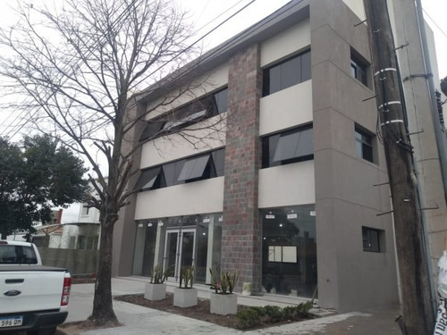 Imagen 1 de 8 de Alquilamos Local De 200 M2 En Cerro De Las Rosas